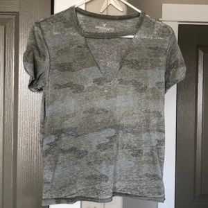 AEO camo tee w/ v-neck cutout SIZE S